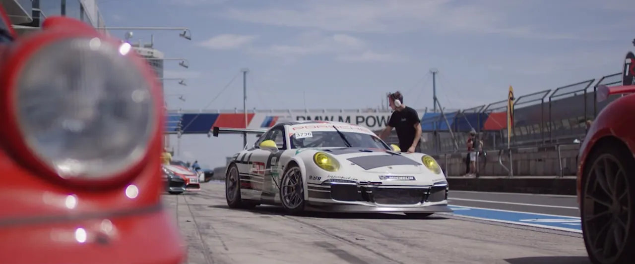 Porsche auf der Rennstrecke am Nürburgring