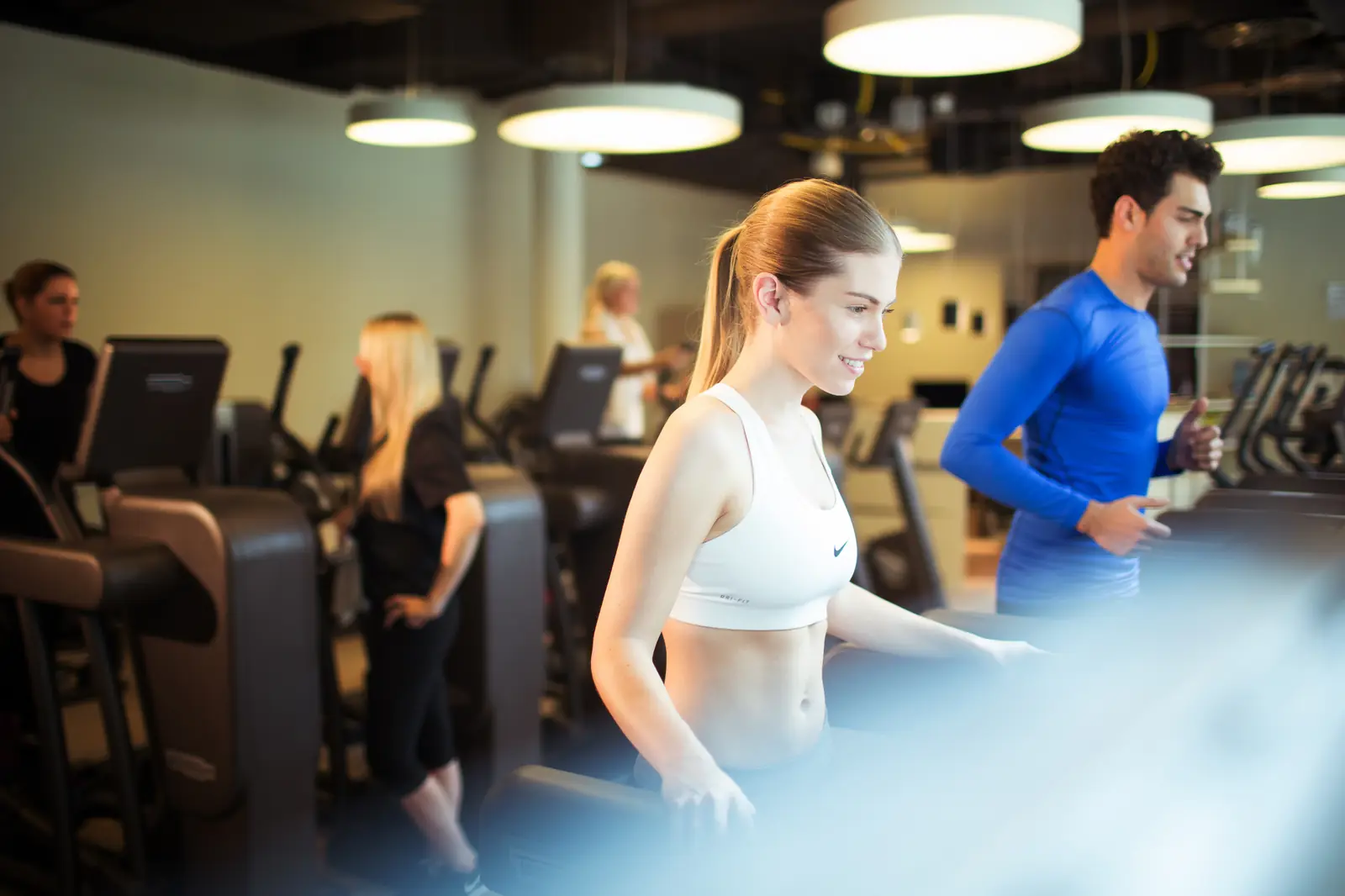 Frau und Mann beim Training im Fitnessbereich