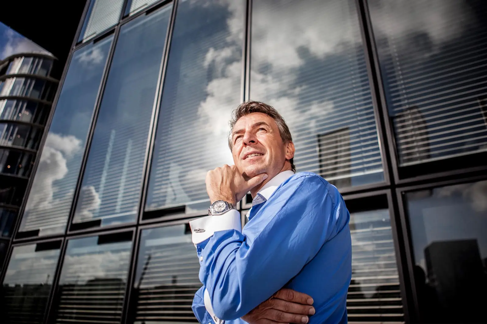 Motivationstrainer Dirk Schmidt vor einer Glasfassade