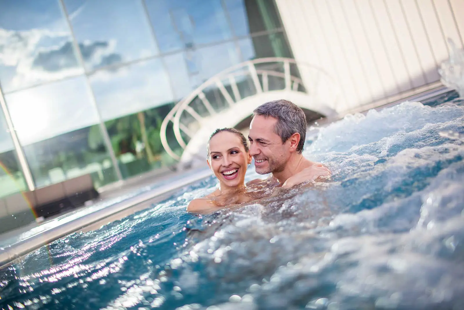 Paar im Sprudelbecken einer Therme