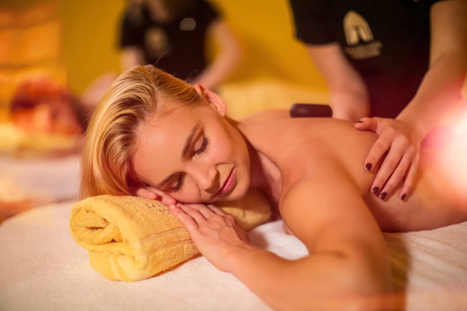 Massage mit warmen Steinen in der Saarland Therme