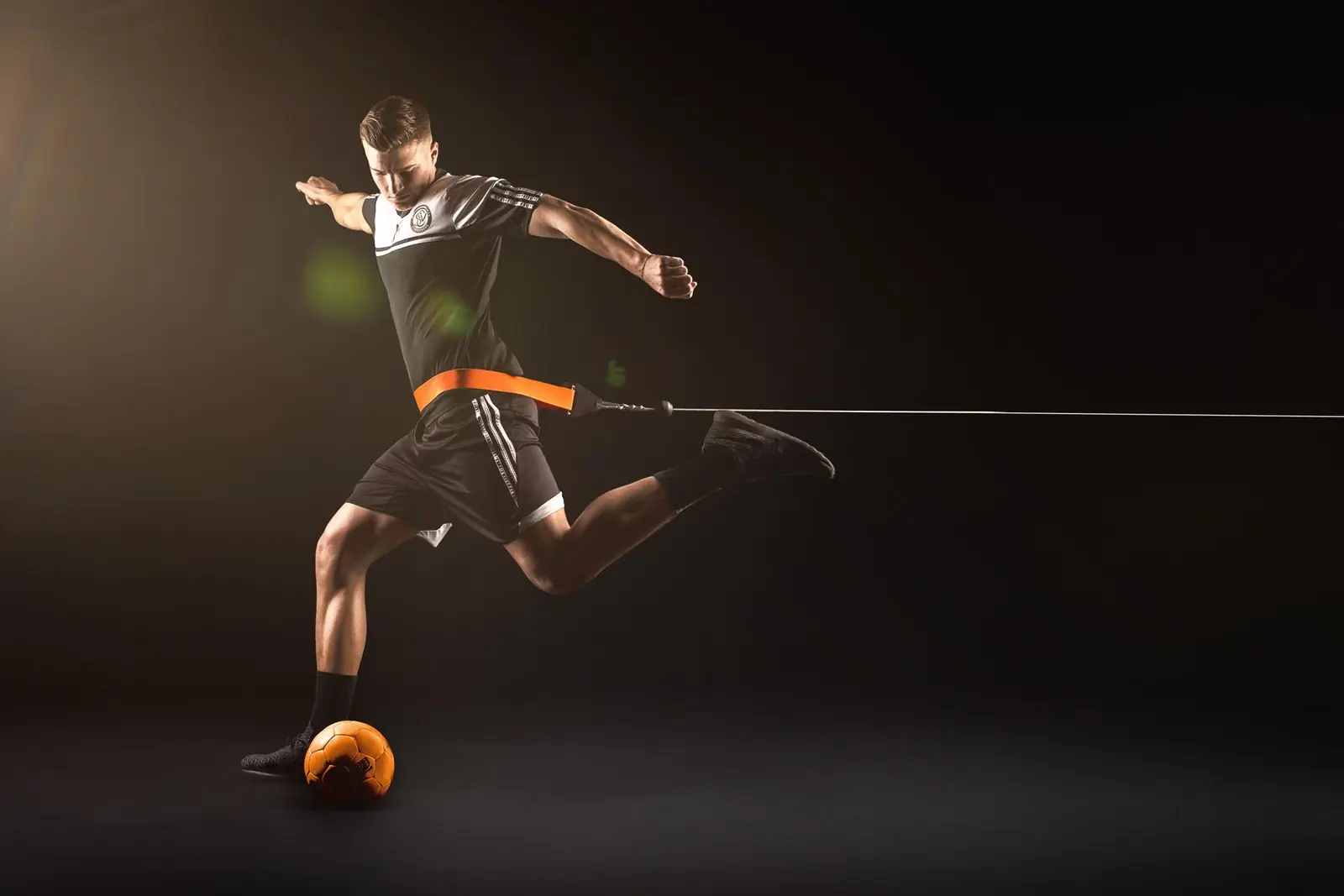 Fußballer beim Schuss im Studio, in der Bewegung fotografiert