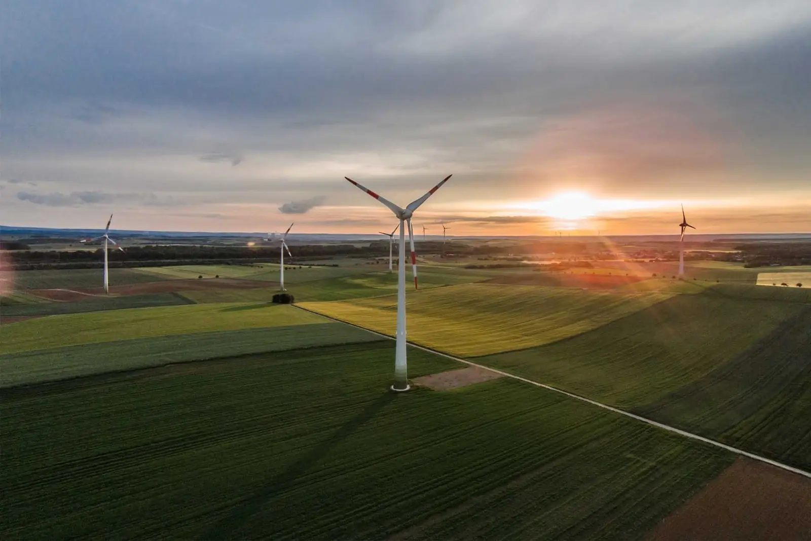 Windpark bei Sonnenuntergang aus der Luft