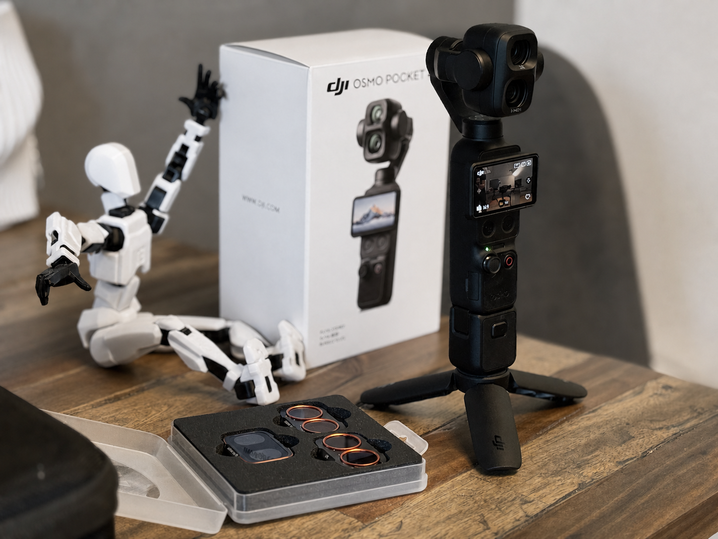 DJI Osmo Pocket 4P mit ND-Filtern auf einem Produktionstisch